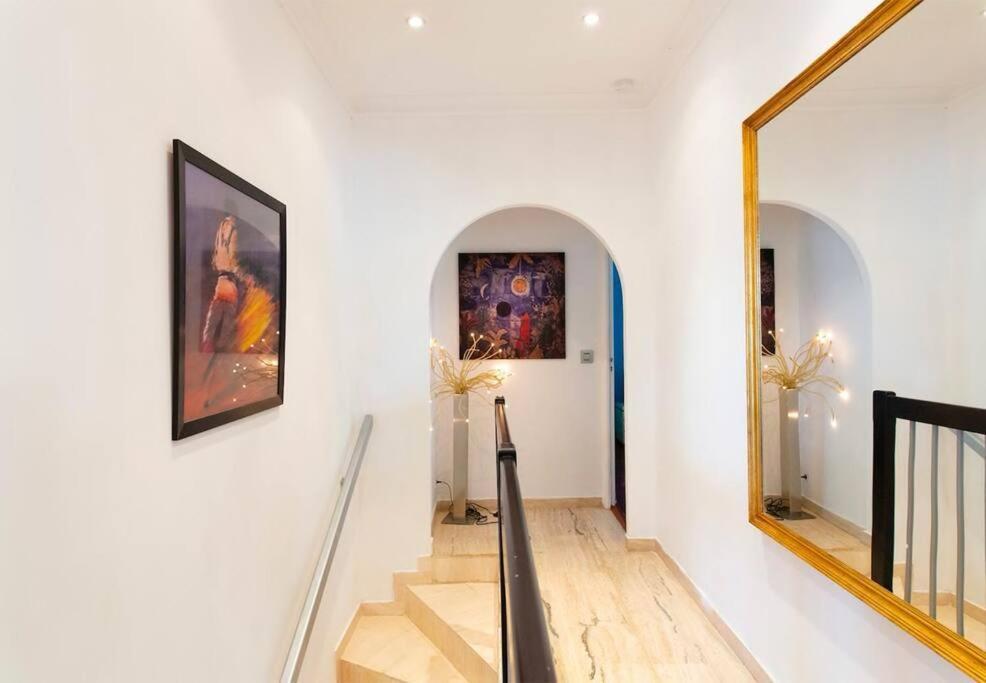 Superb Villa, Swimming Pool, Secluded Gardens