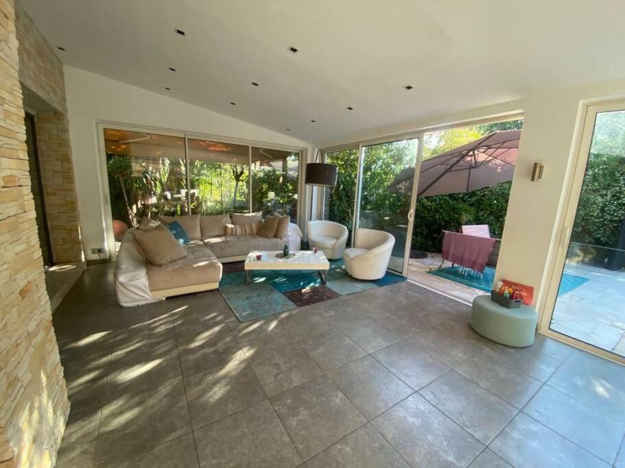 Villa Superb Villa, Swimming Pool, Secluded Gardens